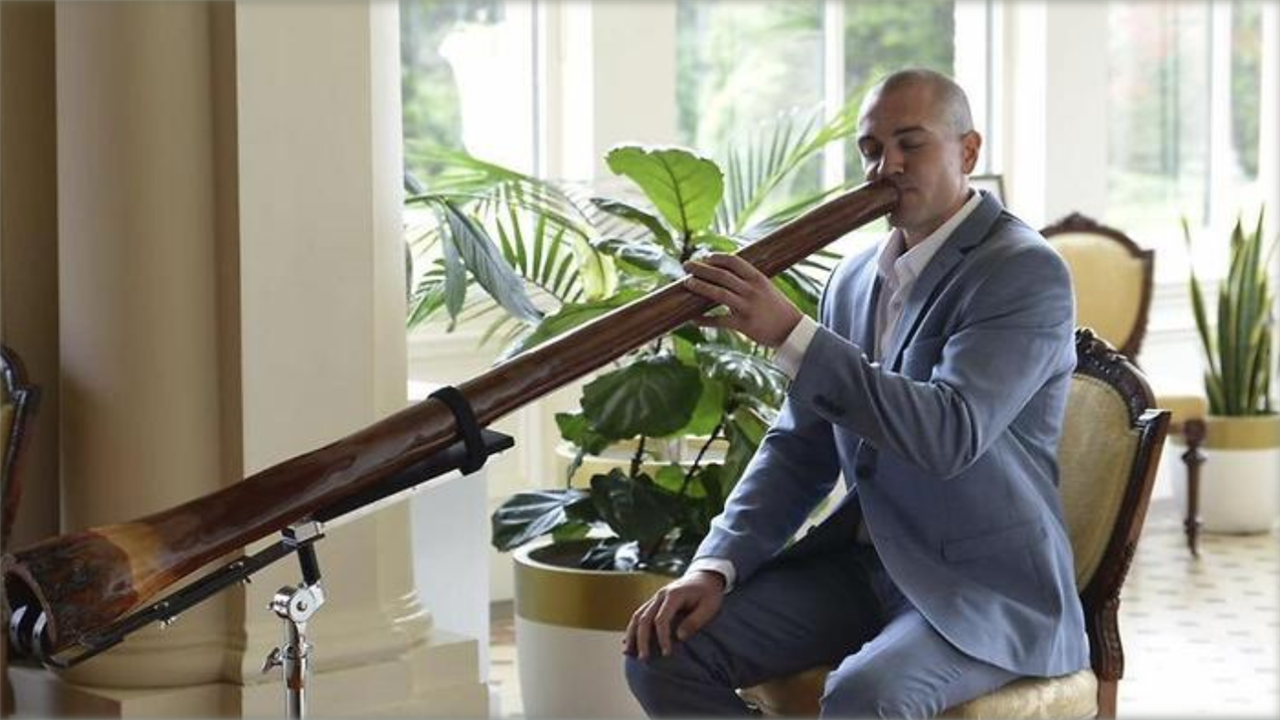 نوازندگی ساز ديجريدو يا ديگريدو (Didgeridoo)