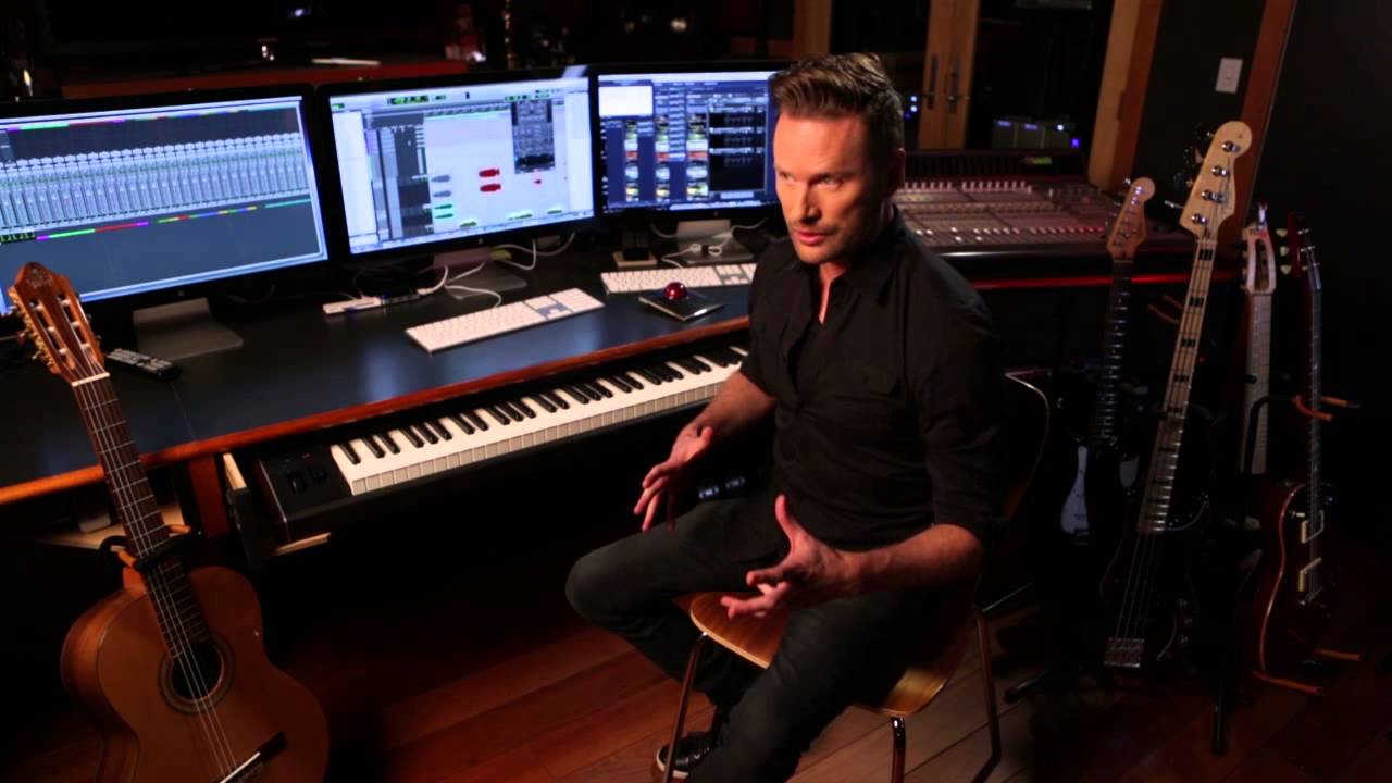 Brian tyler. Парень в студии звукозаписи. Музыкальная студия композитор.